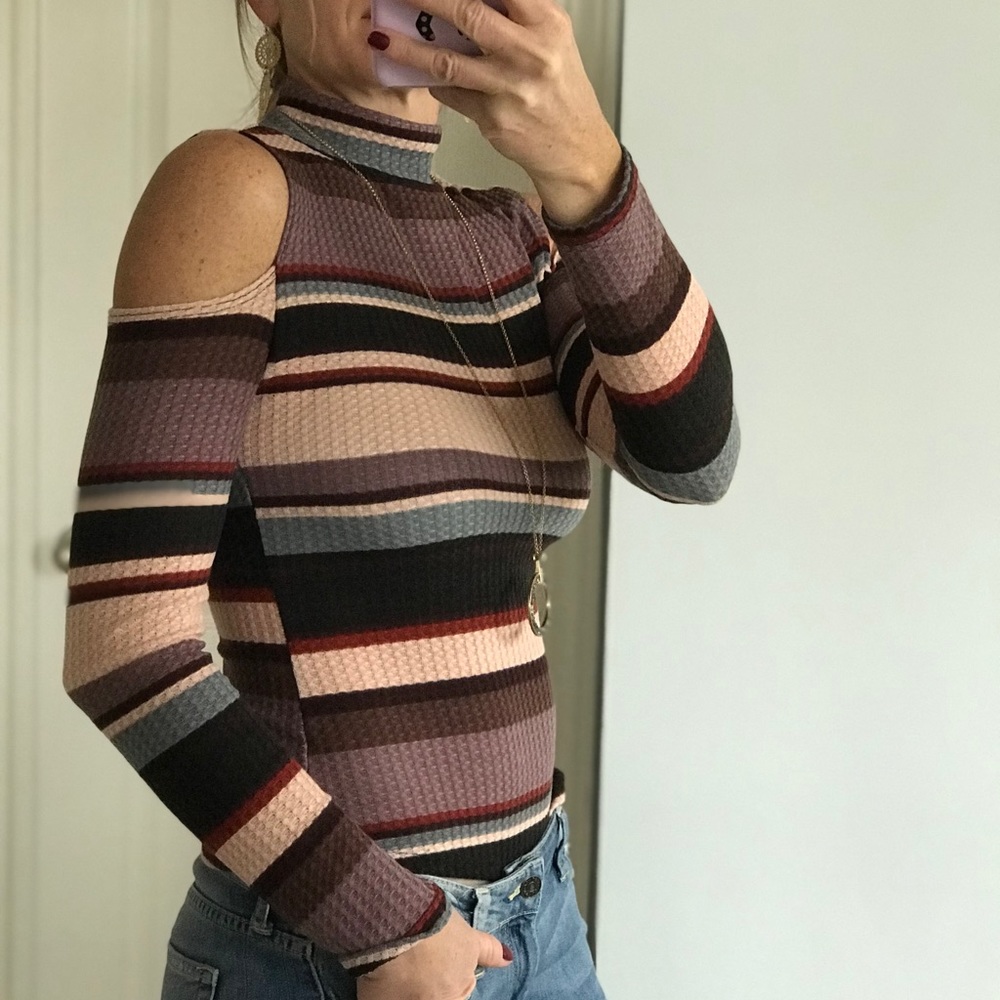 ♥️1 LG LEFT♥️Striped Cold Shoulder Top - Picture 2 of 7